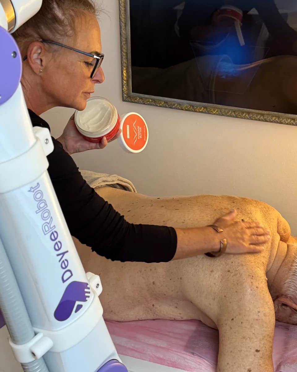 Przygotowanie przed masażem robotem: osoba z naszego zespołu przy 96-letnim gościu